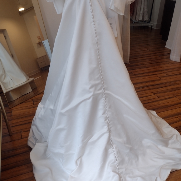 Beautiful custom satin gown - Picture 4 of 9